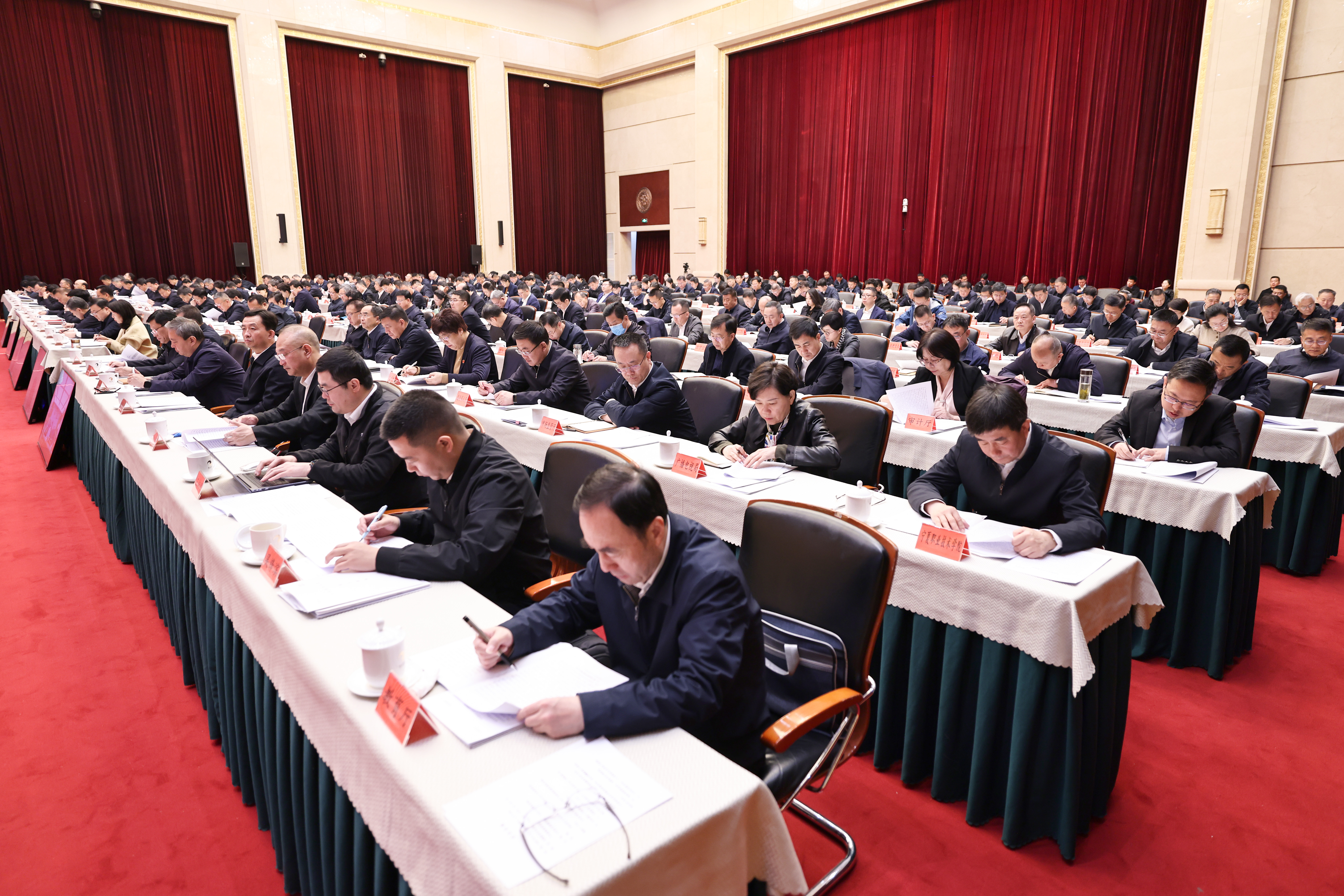 2025.4.3全区教育大会2.jpg 劲爆体育